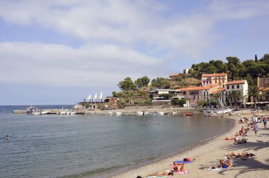 Collioure, Fransa - 5 Eylül 2018: Collioure Panorama ve kumsalı turist güneşin tadını çıkarmak için fırsat yaz aylarında