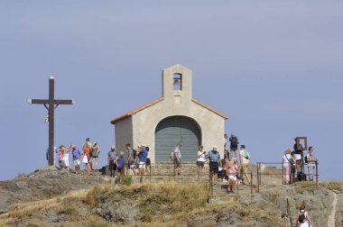 Collioure, Fransa - 5 Eylül 2018: Collioure iskele üzerinde olduğu yere iskele tarafından 1876 yılında komisyonlu Saint-Vincent Şapel yer alan