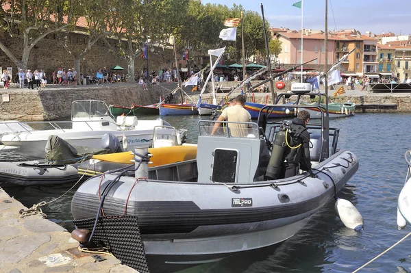 Collioure France September 2018 Divers Preparing Boat Port Collioure Sea — Stock Photo, Image