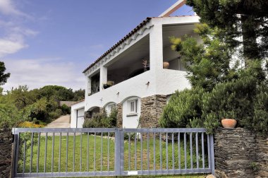 Cadaques, İspanya - 6 Eylül 2018: Catalonia bölgesinin İspanyol mimarisi ile Cadaques, ev