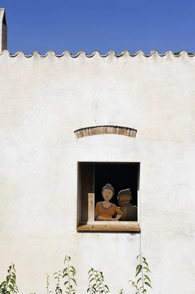 Una Finestra Una Casa Cadaques Con Sagome Persone Disegnate Cartone — Foto Stock