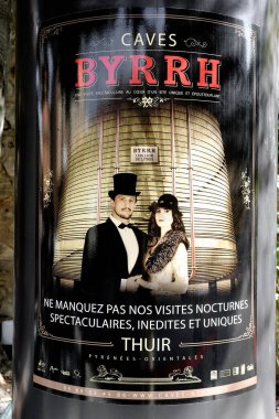 Thuir, Fransa - 5 Eylül 2018: Aperatif ünlü marka dünya çapında bilinen Byrrh şirket Cellars girişinde büyük şişe.