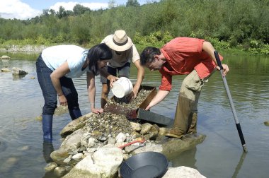 Fransız gold diggers Gardon Cevennes Nehri'nde işte grup