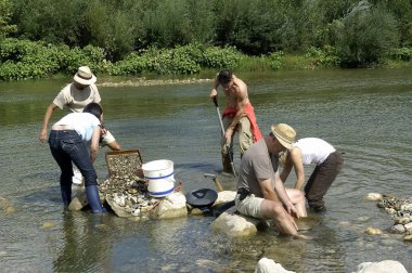 Fransız gold diggers Gardon Cevennes Nehri'nde işte grup