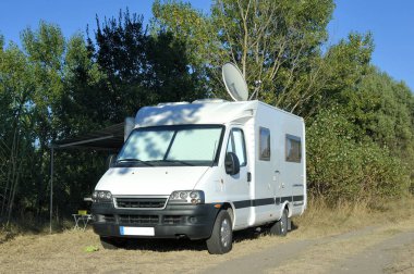 Küçük bir ülke Lane'de kamyonet ve karavan Park