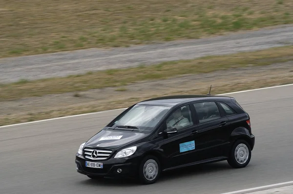 Voiture électrique en piste pour une présentation commerciale — Photo