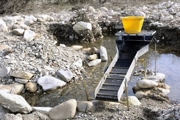 Sluice or washing ramp in situation in the water to search for gold — Stock Photo, Image
