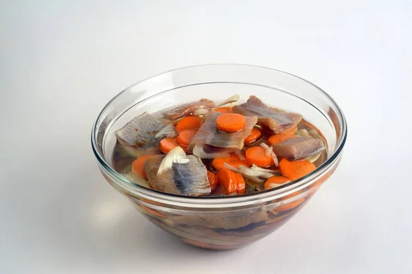 Маринованные филе сельди с морковью и луком — стоковое фото
