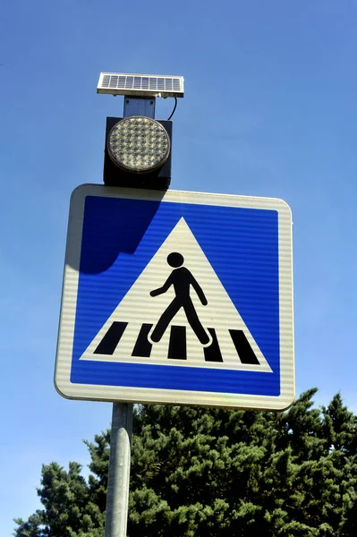 Señal que indica un cruce protegido en la carretera para peatones —  Fotos de Stock