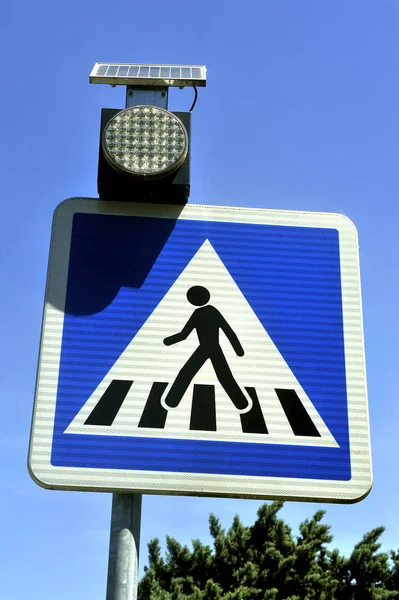 Señal que indica un cruce protegido en la carretera para peatones —  Fotos de Stock