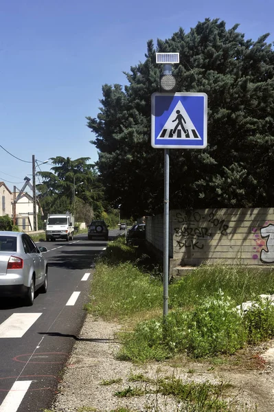 歩行者のための道路上の保護された横断歩道を示す標識 — ストック写真