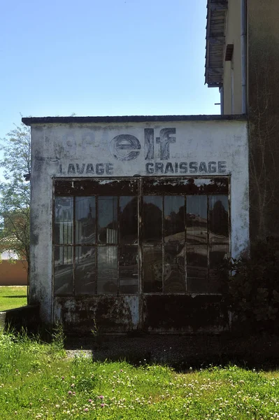 Frente a un antiguo garaje mecánico abandonado en zonas rurales — Foto de Stock
