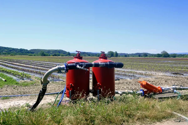 Sistem irigasi pertanian yang mendistribusikan air memompa int — Stok Foto