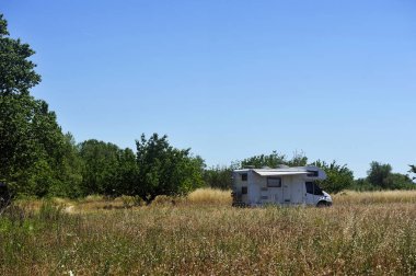 Kamp arabası tarlaların ortasına monte edildi