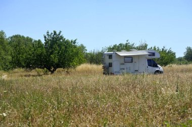 Kamp arabası tarlaların ortasına monte edildi