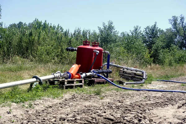 ポンプでくまれた水を分配する農業用灌漑システム — ストック写真