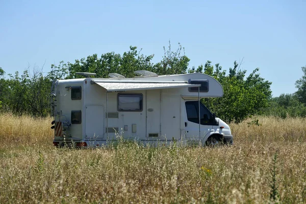 Carro de acampamento instalado no meio dos campos — Fotografia de Stock