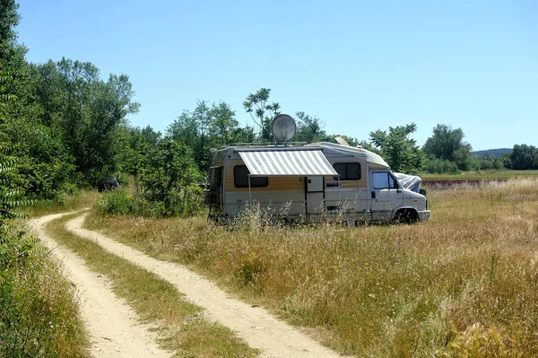 Coche de camping instalado en medio de los campos — Foto de Stock