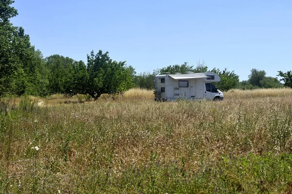 Kamp arabası tarlaların ortasına monte edildi — Stok fotoğraf