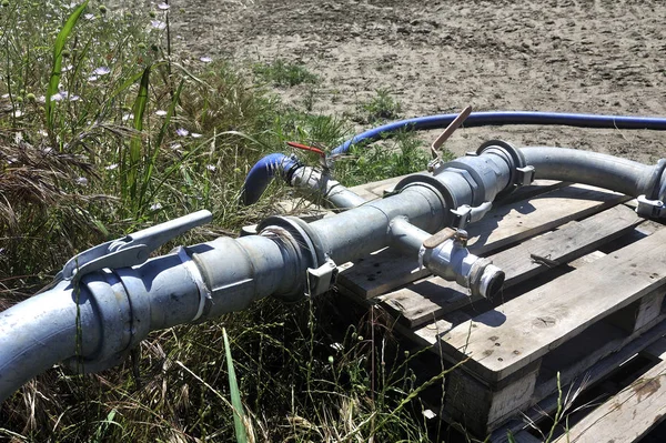 Agricultural irrigation system that distributes water pumped int — Stock Photo, Image