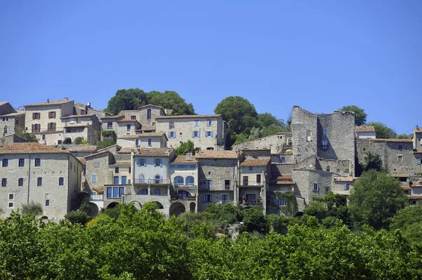 Pequeño pueblo medieval francés de Vezenobres situado en el Gard —  Fotos de Stock