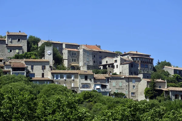 Små medeltida franska byn Vezenobres ligger i Gard — Stockfoto