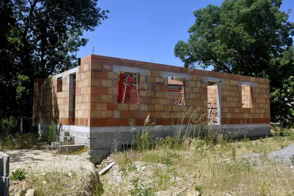 Construcción de una casa detenida y abandonada — Foto de Stock