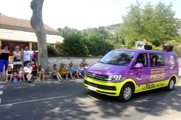 Tour de France karavanbir araba geçişi — Stok fotoğraf