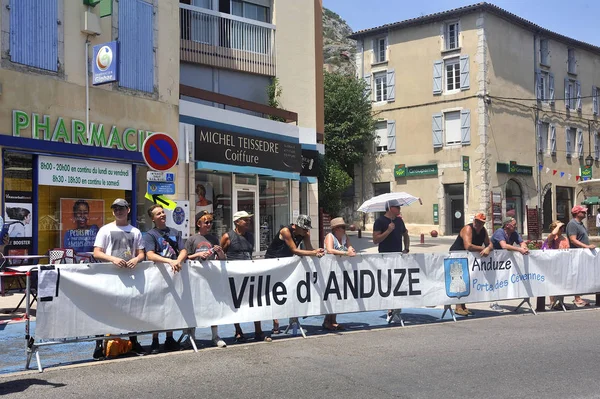 Fransa Bisiklet Turu taraftarları ve Anduze'deki Fransız bayrağı — Stok fotoğraf