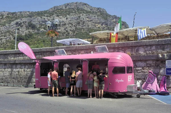 Eine rosa Karawane mit Souvenirs von der Tour de France in und — Stockfoto