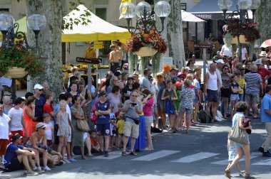 Anduze sokaklarında destekçileri kalabalık p yayılıyor