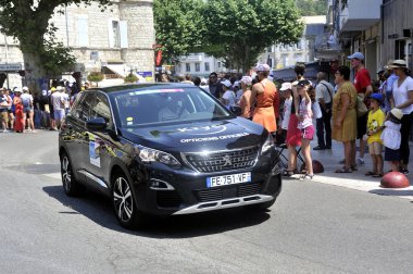 Anduze sokaklarında destekçileri kalabalık p yayılıyor
