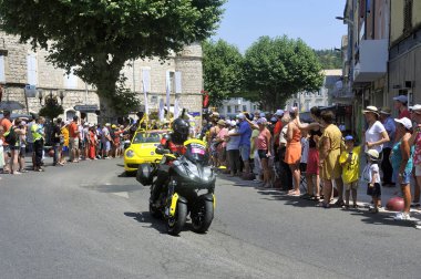 Anduze sokaklarında destekçileri kalabalık p yayılıyor