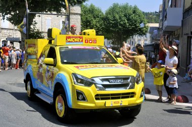 Tour de France c Mickey's gazetesinden bir araba geçişi