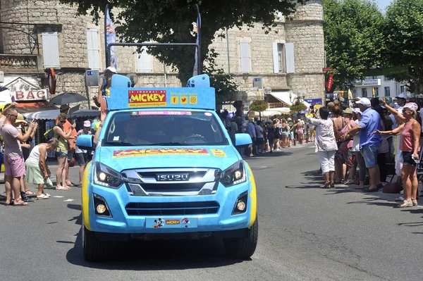 Passage d'une voiture du journal de Mickey sur le Tour de France c — Photo