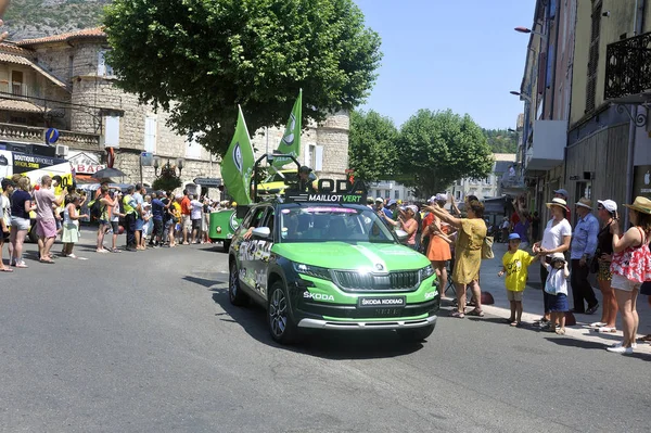 Průchod reklamního vozu Skoda v karavanu Tour de France — Stock fotografie