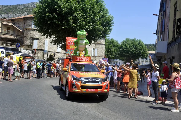 Passage d'une voiture publicitaire Haribo sur le Tour de France carava — Photo