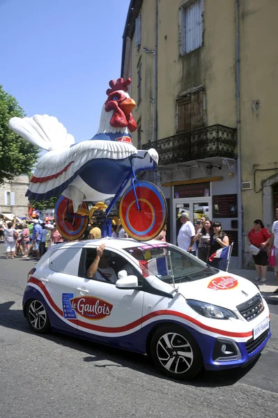 Passage of an advertising car of chickens Le Gaulois in the cara — Stock Photo, Image