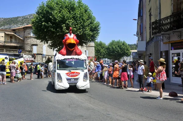 Проход рекламного автомобиля цыплят Le Gaulois в каре — стоковое фото