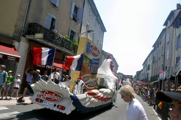 カラの鶏ル・ガウロワの広告車の通行 — ストック写真
