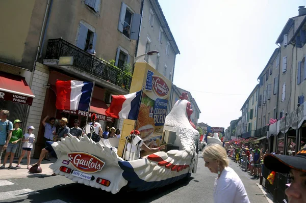 Passage of an advertising car of chickens Le Gaulois in the cara — Stock Photo, Image