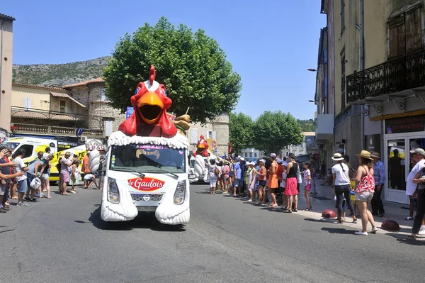 Passage of an advertising car of chickens Le Gaulois in the cara — Stock Photo, Image