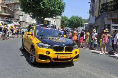 Kervan kıta lastikleri reklam bir araba geçişi