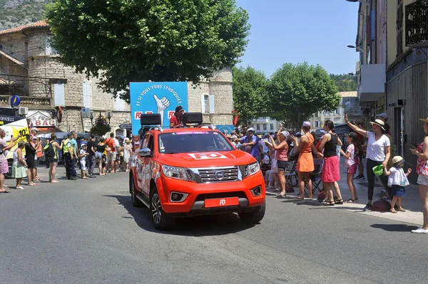 Проезд рекламного автомобиля профсоюза FO в автомобиле Tour de France — стоковое фото