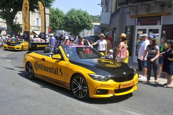 Kervan kıta lastikleri reklam bir araba geçişi