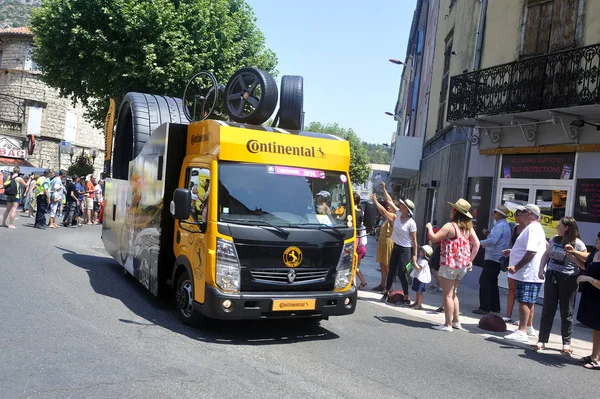 Passage of a car advertising Continental tires in the caravan of — Stock Photo, Image