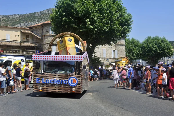 Passage d'une voiture publicitaire hypermarché E.Leclerc dans le Tour — Photo