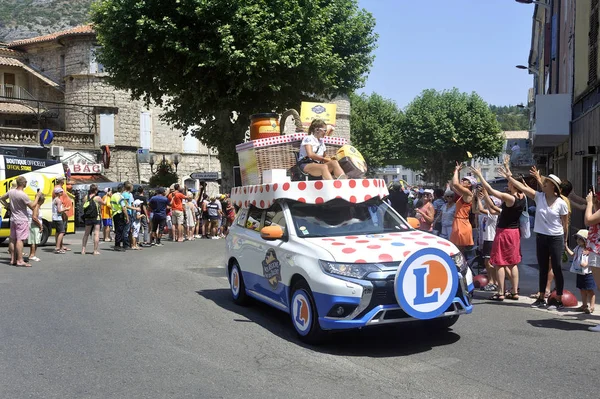 Passage of an E.Leclerc hypermarket advertising car in the Tour — Stock Photo, Image