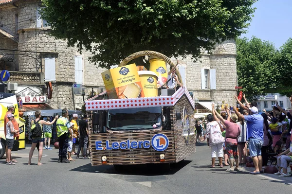 Passage d'une voiture publicitaire hypermarché E.Leclerc dans le Tour — Photo