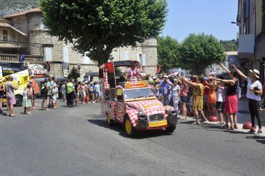 Kervan Cochonou bir reklam araba Geçişi 